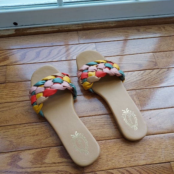 *SOLD* Women flat sandal - Picture 2 of 4